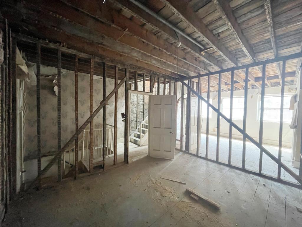 Lot: 142 - FREEHOLD PROPERTY WITH VACANT UPPER PARTS - First floor rear room
